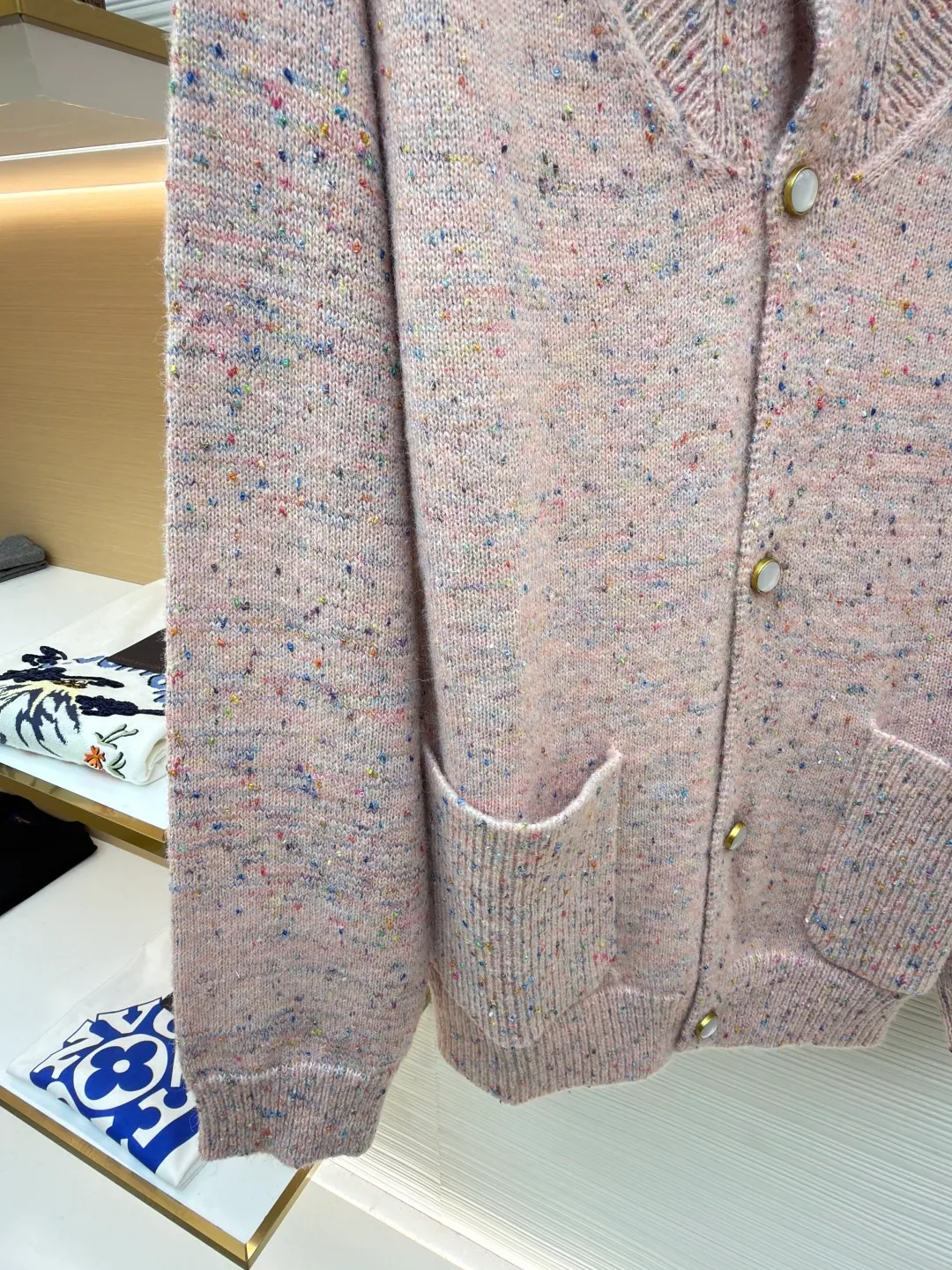 LOUIS VUITTON letter badge cherry blossom pink pearl button wool knitted cardigan ●Original version: purchased and developed for 15999 ●Item number: 1682371-C15 ●Fabric: wool fabric ●Technology: knitted production ●Color: cherry blossom pink ●Version: fitted version ●Weight: about 850 grams ●Size: S-M-L-XL ●Description: This Louis Vuitton SS26 spring and summer series tweed lapel cardigan is made of alpaca and merino wool blended tweed fabrics. It is made of cherry blossom pink variegated texture through a custom spinning and dyeing process. The fabric is raised and steam-set to form a fluffy and soft touch and is not easy to pill. The body adopts three-dimensional cutting technology, and the lapel has a thin shaping interlining built in to ensure that the collar is crisp and not collapsed. The custom metal buttons at the placket are polished and glazed for a delicate texture and anti-oxidation. The front patch pocket is hand-piped, and the stitching distance at the pocket is precisely controlled within 0.5cm, making it smooth and wrinkle-free. The cuffs and hem are trimmed with ribbing, which provides long-lasting elasticity and prevents loosening. The entire seam uses double-needle overlocking technology, with up to 12 stitches per inch, which is reinforced while maintaining beauty. The details combine the brand's exquisite knitting technology with the lightweight design concept of the spring and summer series. The overall wiring is straight and delicate, the fabric is comfortable and soft, and the color is consistent without color difference. It can be matched with the same style to create a fashionable look and control various occasions. Customized accessories, complete with three standards, same style for men and women!